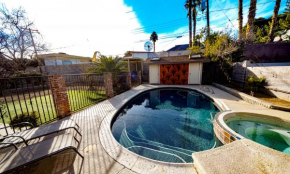 Newer Ranch with Pool and Hot Tub near the Strip and Freemont street.